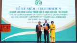 Tặng hoa cho chuyên gia Judo Nhật Bản