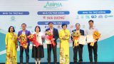 Viện Y Dược học Dân tộc TP.HCM trao hoa và thư cảm ơn nhà tài trợ.