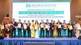 Viện Y Dược học Dân tộc tặng hoa tri ân diễn giả